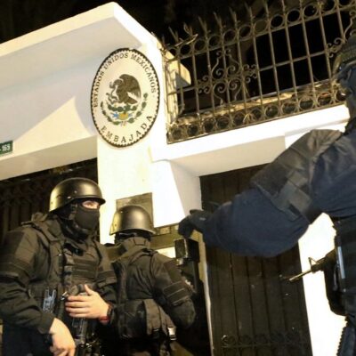 Forças especiais da polícia equatoriana entram na embaixada mexicana em Quito para prender o ex-vice-presidente do Equador Jorge Glas