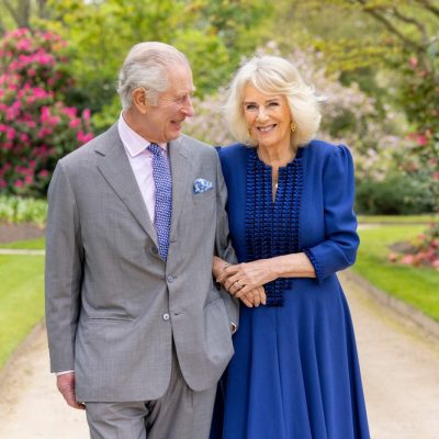 Foto divulgada pela Casa Real em 26 de abril de 2024 mostra o rei Charles III e a rainha Camilla no jardim do Palácio de Buckingham