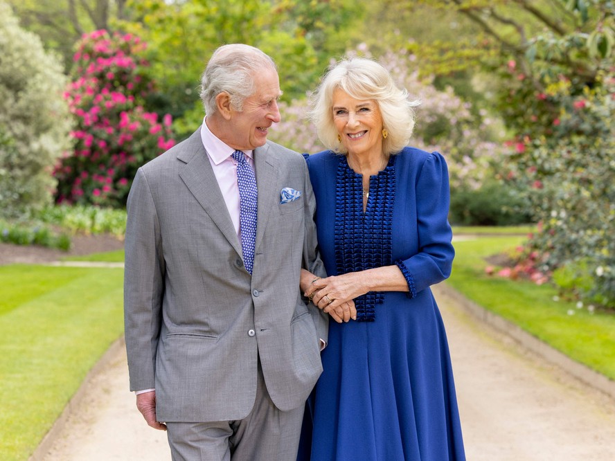 Foto divulgada pela Casa Real em 26 de abril de 2024 mostra o rei Charles III e a rainha Camilla no jardim do Palácio de Buckingham