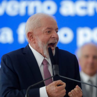 Lula gesticula irritado em evento no Palácio do Planalto