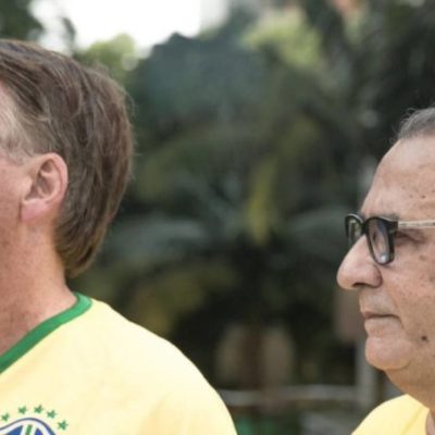 O ex-presidente Jair Bolsonaro com a camisa amarela da seleção brasileira de futebol e o pastor Silas Malafaia com uma camisa amarela com a frase 