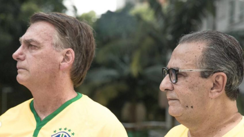 O ex-presidente Jair Bolsonaro com a camisa amarela da seleção brasileira de futebol e o pastor Silas Malafaia com uma camisa amarela com a frase 