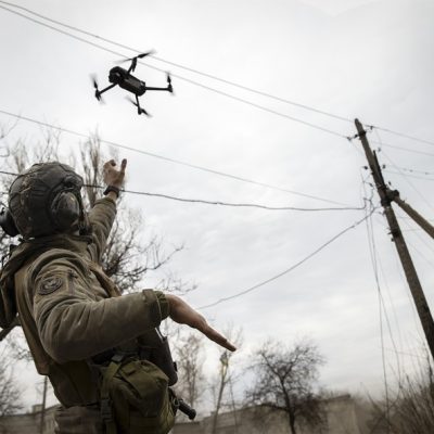 Soldado ucraniano controlando drone em Donetsk, no Leste da Ucrânia