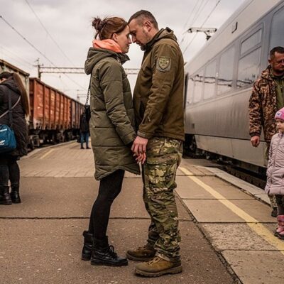 Soldado ucraniano se despede de sua esposa e da filha Ivanna, que foram visitá-lo por 10 dias em Kramatorsk, um centro estratégico que fica diretamente a oeste de Bakhmut
