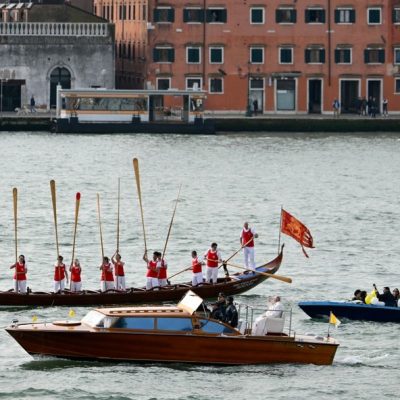 Papa Francisco é visto em um barco em Veneza