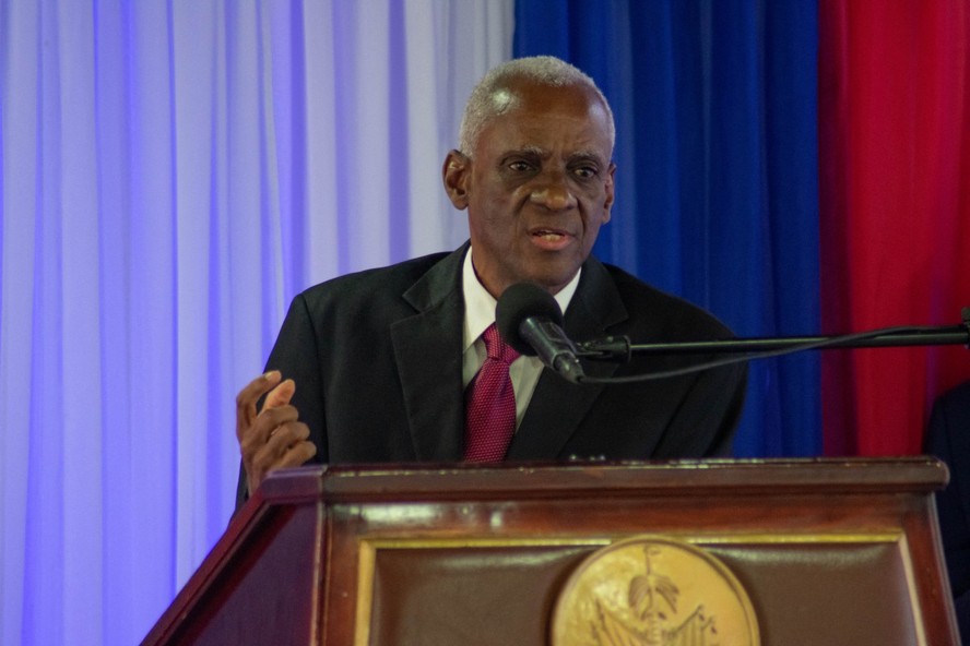 Edgard Leblanc Fils, o novo chefe do conselho de transição haitiano, fala durante uma cerimônia no Palácio Nacional em Porto Príncipe, Haiti