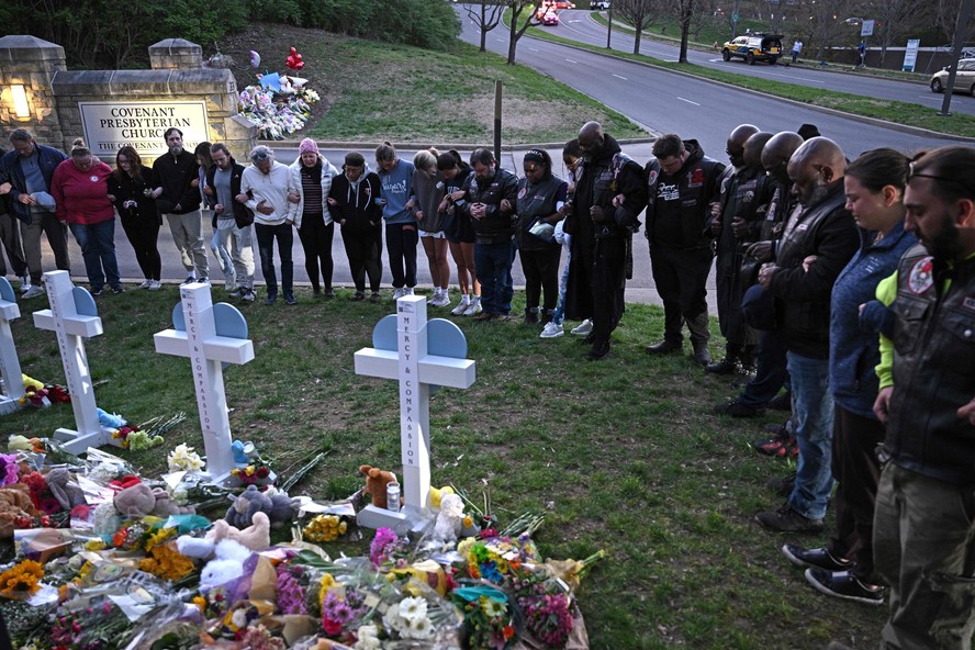 Comunidade presta homenagem em memorial improvisado para as vítimas de um tiroteio na Covenant School, em Nashville, Tennessee, onde ex-aluno armado matou três crianças e três funcionários