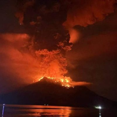 Centenas de pessoas são evacuadas após erupção de vulcão na Indonésia