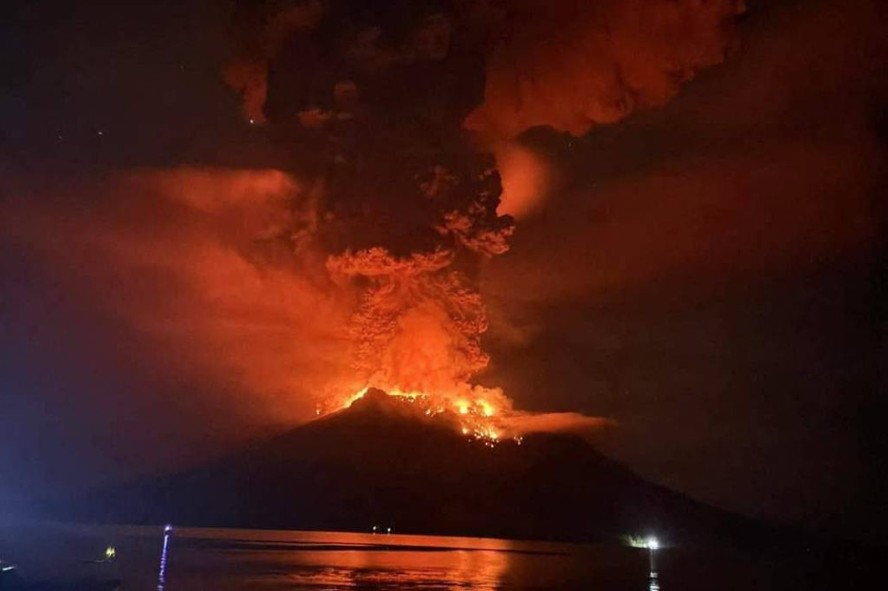 Centenas de pessoas são evacuadas após erupção de vulcão na Indonésia