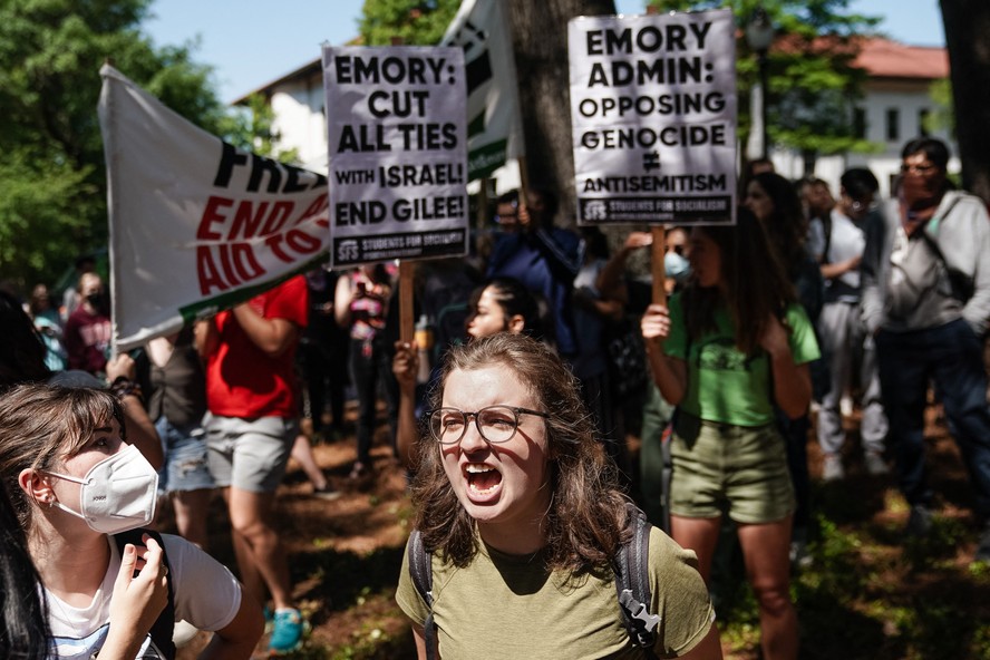 Estudantes cantam durante um protesto pró-Palestina contra a guerra em Gaza, na Universidade Emory