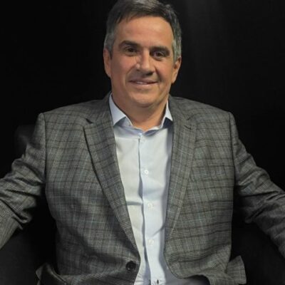 senador Ciro Nogueira sentado em uma poltrona no estúdio do Poder360