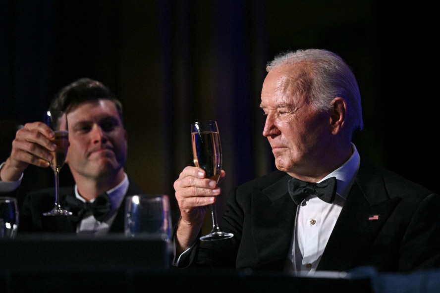 Biden brinda com o comediante americano Colin Jost durante o jantar da Associação de Correspondentes da Casa Branca  em Wahington