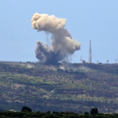 Coluna de fumaça em posto militar israelense atingido pelo Hezbollah perto da fronteira com o Líbano