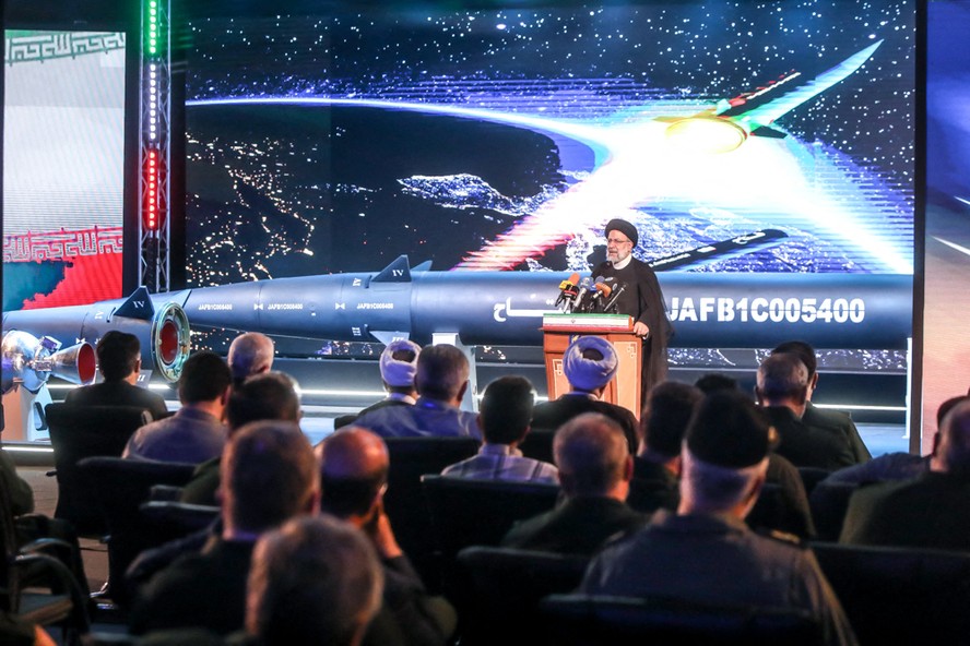 Presidente do Irã, Ebrahim Raisi, participa de lançamento do míssil hipersônico Fattah