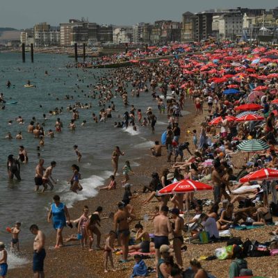 Onda de calor na Europa em julho levou ingleses a lotar praias em Brighton