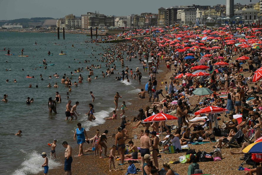 Onda de calor na Europa em julho levou ingleses a lotar praias em Brighton