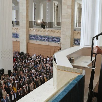 Líder supremo do Irã, Ali Khamenei, preside a oração do Eid al-Fitr, que marca o fim do Ramadã
