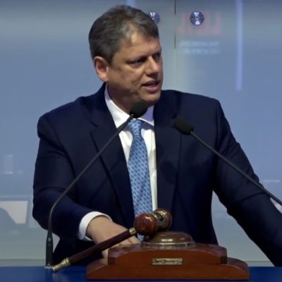 O governador Tarcísio de Freitas negou crise entre PM e Polícia Civil