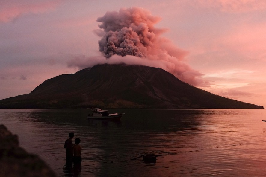 Vulcão Ruang tem nova erupção dias após remoção de 11 mil habitantes em áreas de risco, na Indonésia