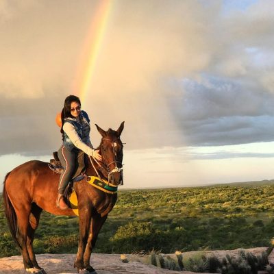 Fabiana Maia Veras andando a cavalo no interior do RN — Foto: Redes sociais