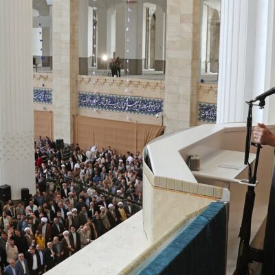 Ali Khamenei, aiatolá do Irã, discursa para multidão no encerramento do Ramadã