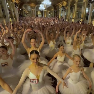 Mais de 350 bailarinas de 9 a 19 anos se reuniram em Nova York para quebrar o recorde mundial de dança na ponta em um único local