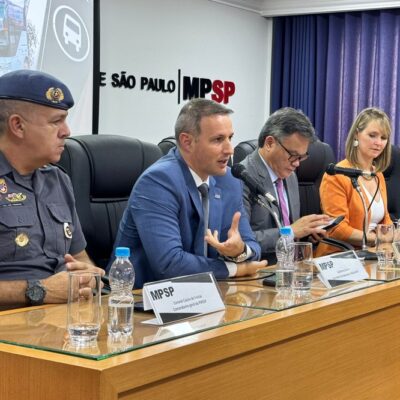 Comandante-geral da PM, coronel Cássio Araújo de Freitas (esquerda), anunciou reforço no patrulhamento após operação do MP