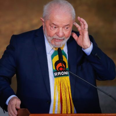 Luiz Inácio Lula da Silva, presidente do Brasil, com adornos indígenas no terno