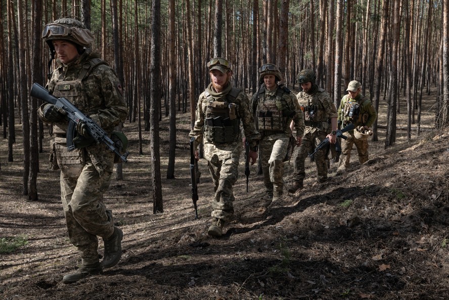 Soldados ucranianos participam de treinamento na região de Donetsk, no Leste do país