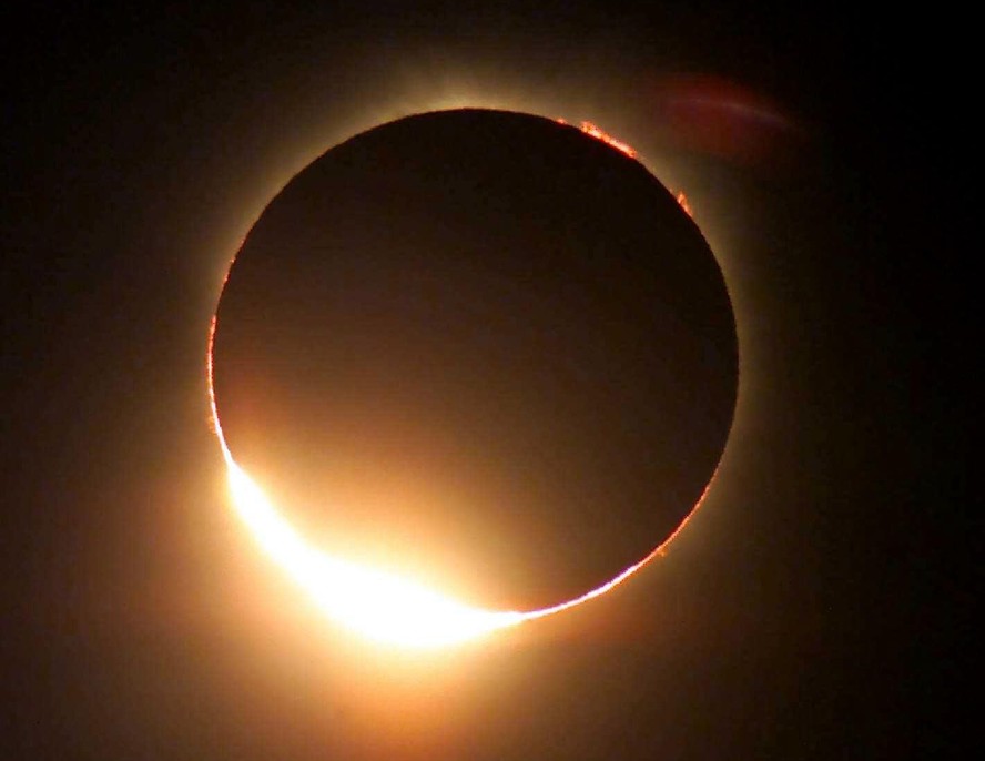 Eclipse solar fotografado da Austrália em 2002