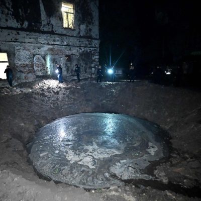 Cratera aberta por bombardeio de míssil russo na região de Kharkiv, na Ucrânia