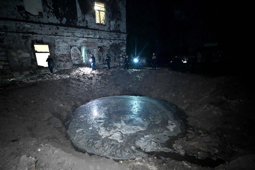 Cratera aberta por bombardeio de míssil russo na região de Kharkiv, na Ucrânia