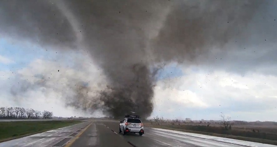 Mais de 20 tornados atingiram três estados americanos nesta sexta-feira