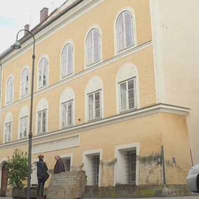 Áustria prende grupo que celebrou aniversário de Hitler em sua antiga casa