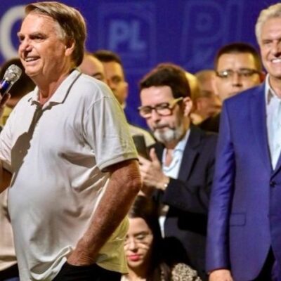 Na foto, o ex-presidente Bolsonaro (esq.) e, atrás, o govenador de Goiás, Ronaldo Caiado (dir.)