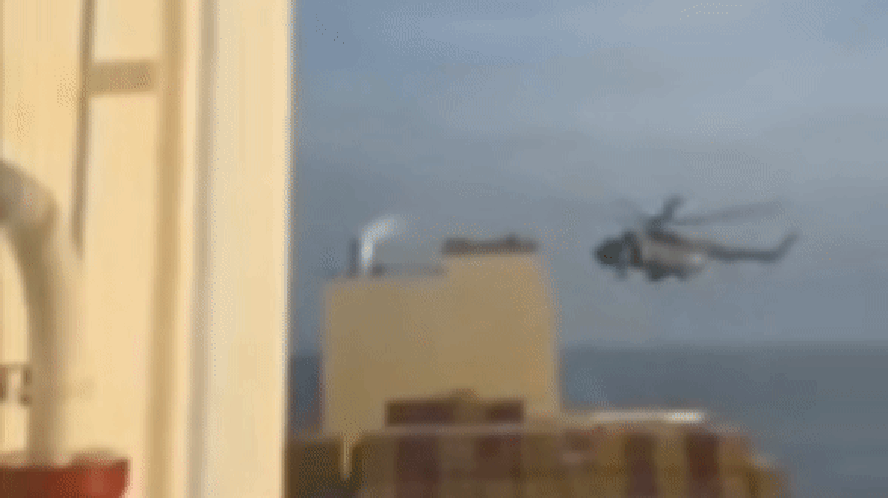 Soldados invadem navio 'vinculado' a Israel no Golfo,
