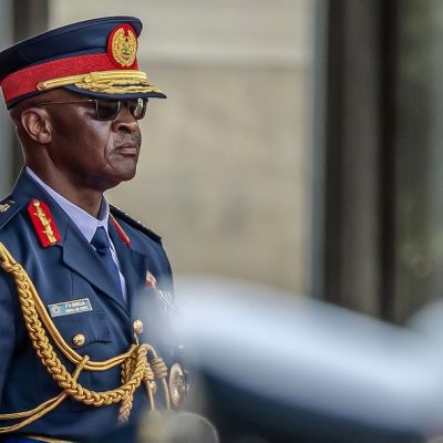 Um helicóptero militar queniano transportando altos funcionários, incluindo o chefe da defesa do país, general Francis Omondi Ogolla, caiu em 18 de abril de 2024, disse a polícia