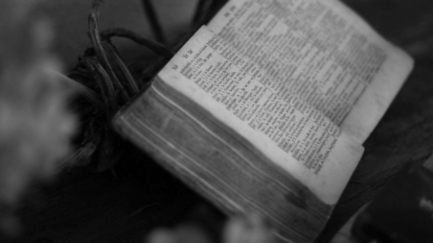 biblia em preto e branco