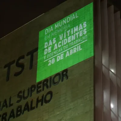 Projeção no prédio do TST lembra número de mortos em acidentes de trabalho no Brasil. A ação faz parte da campanha Abril Verde e ao Dia Mundial em Memória das Vítimas de Acidentes e Doenças do Trabalho, celebrado em 28 de abril.