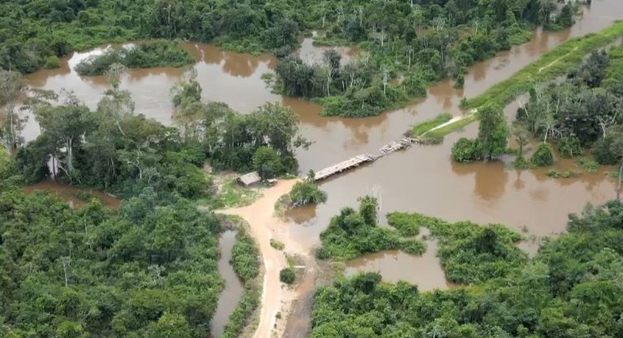 PF destrói ponte usada por exploradores ilegais de terra indígena no Pará