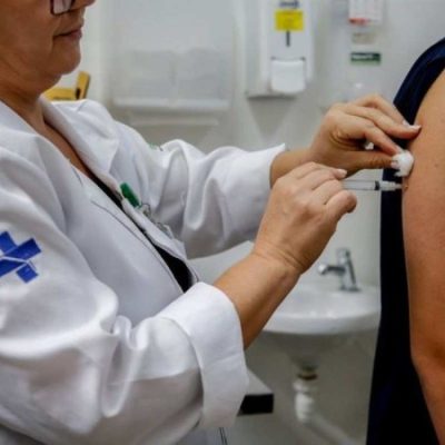 Recomendação do Ministério da Saúde é exclusiva para as vacinas que vencem em 30 de abril -  (crédito: Paulo Pinto/Agência Brasil)