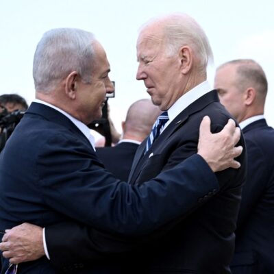 Benjamin Netanyahu (à esq.), cumprimenta Joe Biden em sua chegada ao aeroporto Ben Gurion, em Tel Aviv