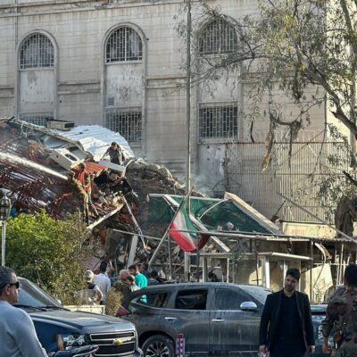Equipes de emergência e segurança se reúnem no local dos ataques que atingiram um prédio adjacente à embaixada iraniana em Damasco, capital da Síria