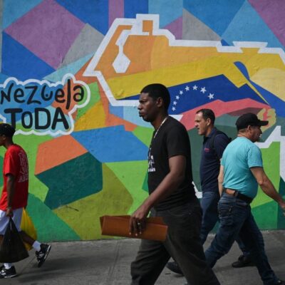 Muros pintados nas ruas de Caracas mostram campanha de Maduro para referendo de anexação do Essequibo