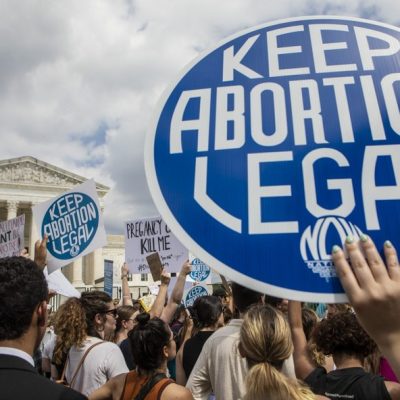 Manifestantes protestam contra decisão da Suprema Corte americana que derrubou direito constitucional ao aborto