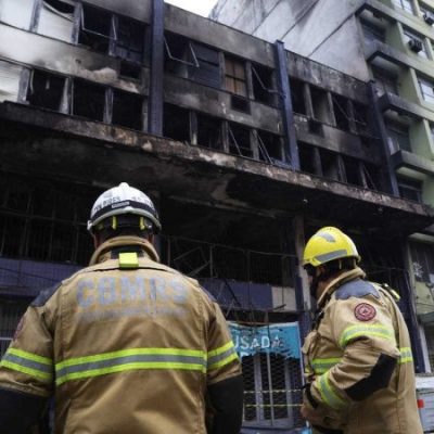 Bombeiros debelaram o fogo na pousada por volta das 5h. Os corpos dos mortos foram encontrados no primeiro, no segundo e no terceiro pisos      -  (crédito:  SILVIO AVILA/AFP)