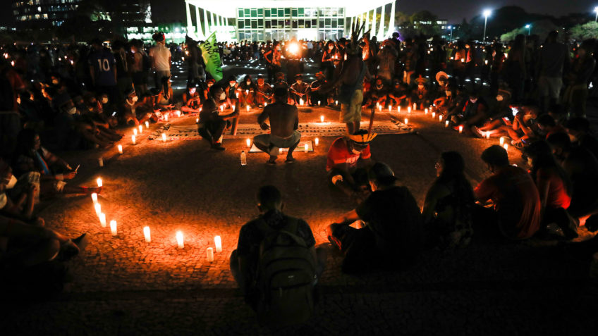 Indígenas em ritual com velas em frente ao STF