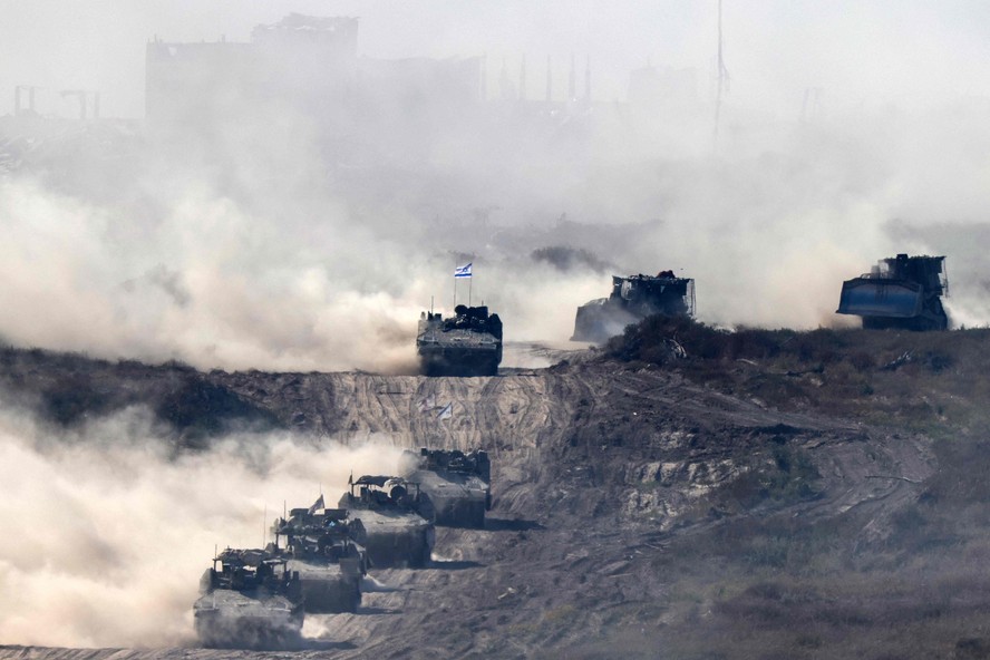 Coluna de tanques israelenses retorna da Faixa de Gaza