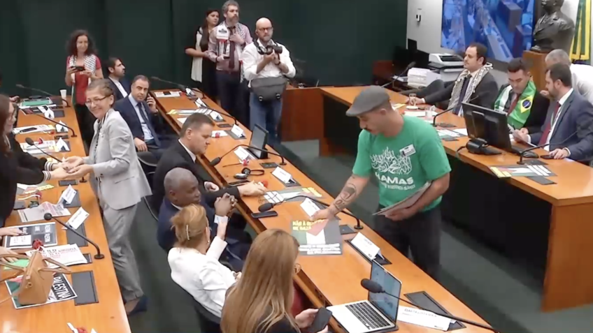 Homem com camiseta do Hamas em Comissão da Câmara