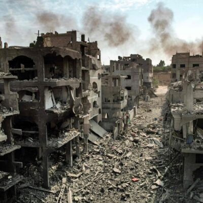 Campo de refugiados palestinos na Faixa de Gaza destruído por mísseis de Israel